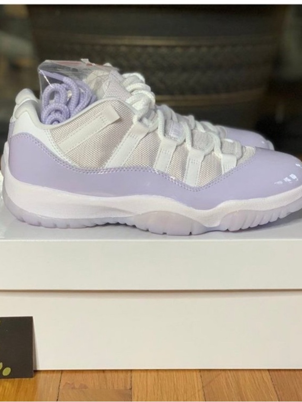 “SEND REASONABLE OFFERS”! AUTHENTIC Air Jordan 11 Retro Low Violet/White/ 💜👟 - Picture 4 of 8